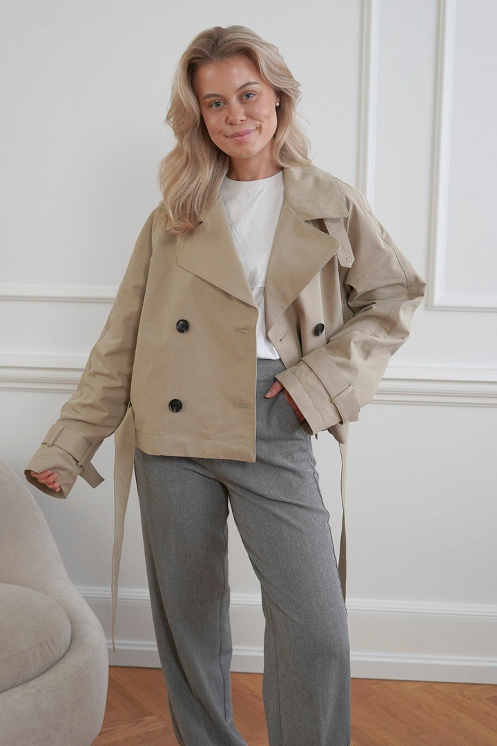 Briella - casual trenchcoat met dubbele rij knopen