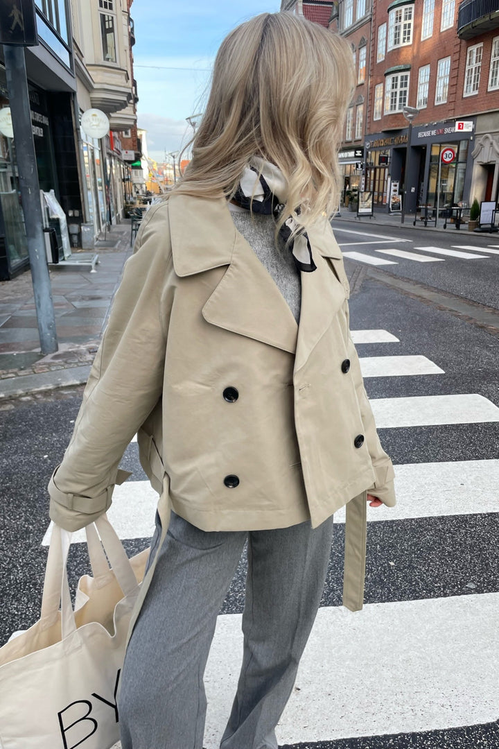 Briella - casual trenchcoat met dubbele rij knopen