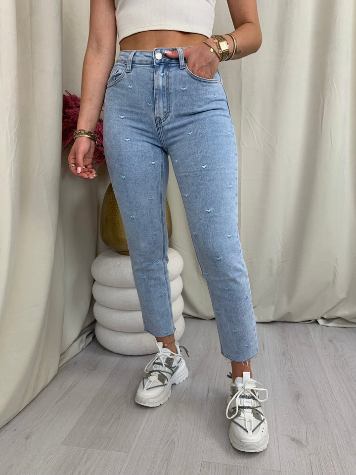 Zuri - hoge taille jeans met geborduurde hartjes