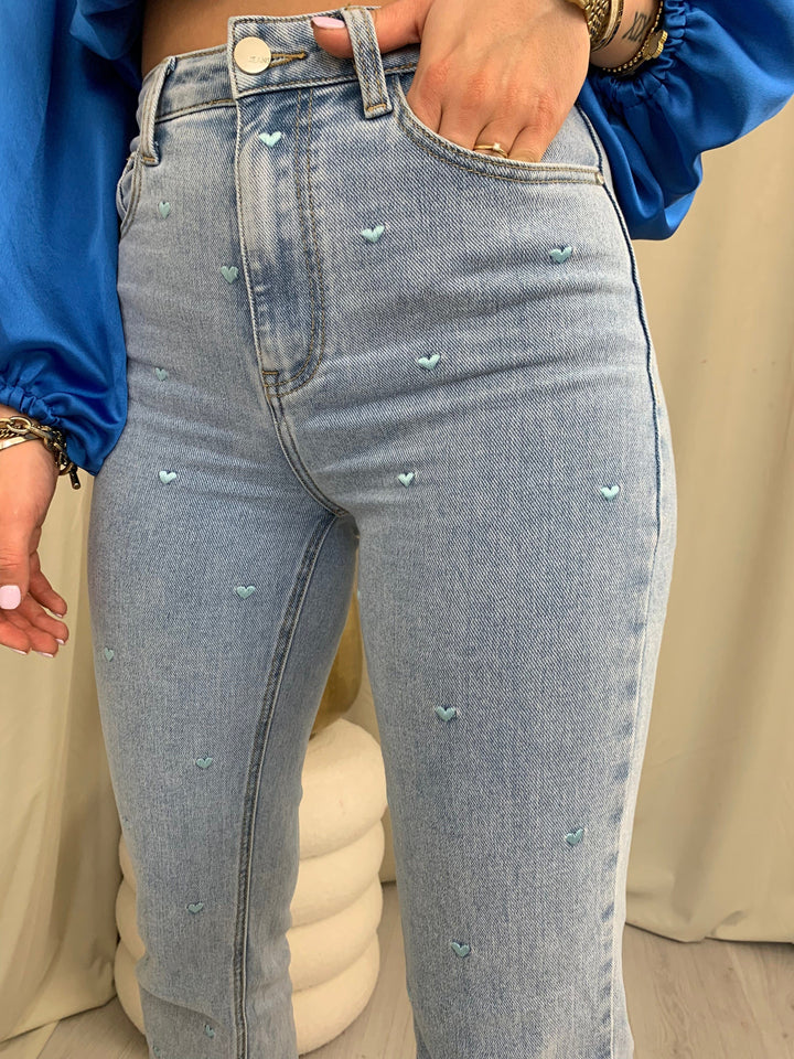 Zuri - hoge taille jeans met geborduurde hartjes